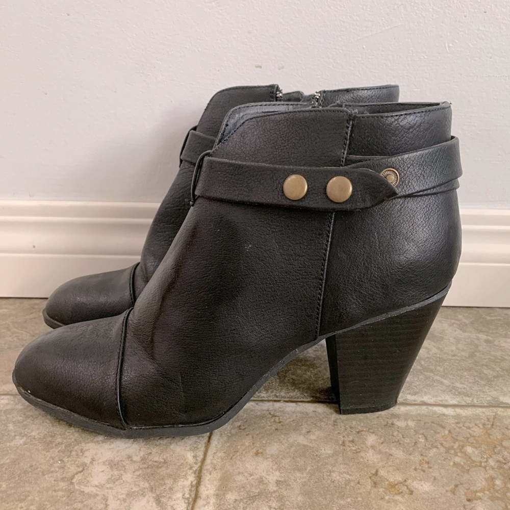 American eagle booties, worn only a couple of times and in good condition!